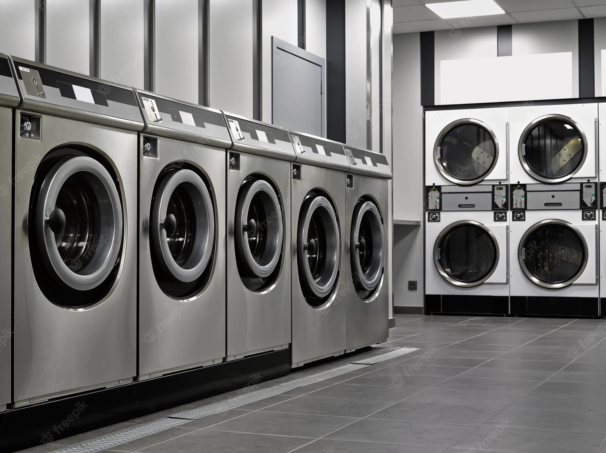 uma-fileira-de-maquinas-de-lavar-industriais-em-uma-lavanderia-publica_101296-14